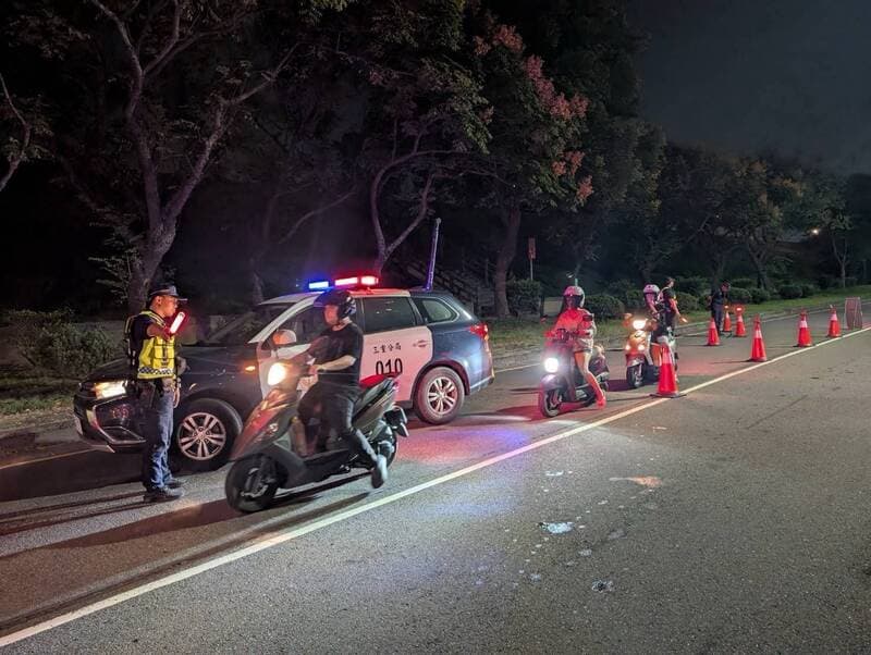 迎國慶連假淨化治安 新北警設72處路檢點掃蕩毒酒駕(新聞配圖)