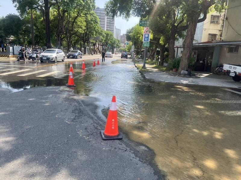 高雄鳳山國泰路口水管爆交管搶修  7933戶緊急停水（新聞配圖）