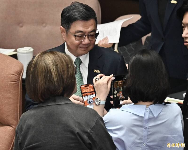 卓榮泰議場秀「洋流船員證」 國民黨:拿公務手機助選依法究責(新聞配圖)