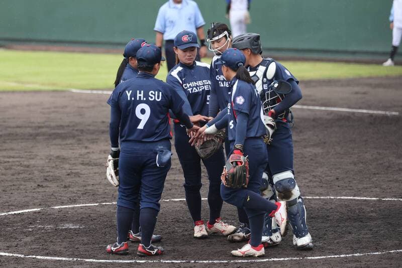 亞運女壘》今勝中國就有望爭金 台灣隊雨中苦戰、比賽因雨暫停中(新聞配圖)