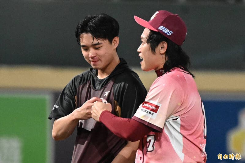 中職》板凳上目睹學長們逆轉秀 20歲賴威誠投4球拿生涯首勝(新聞配圖)