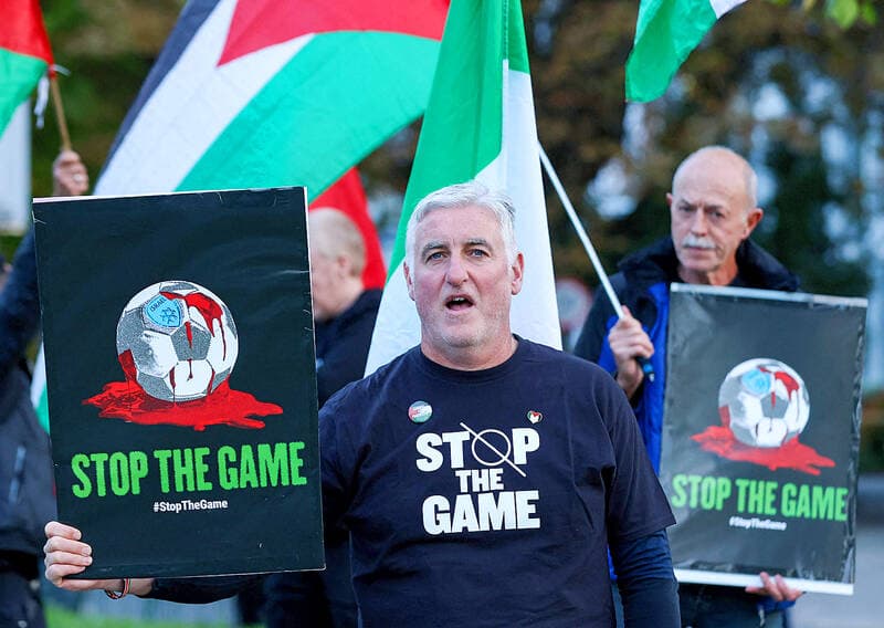 Gaza protestors disrupt Dublin match twice(新聞配圖)