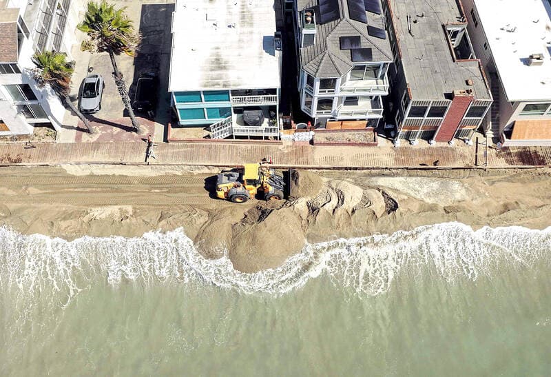 Slow-moving wave threatens more damage to US West Coast(新聞配圖)