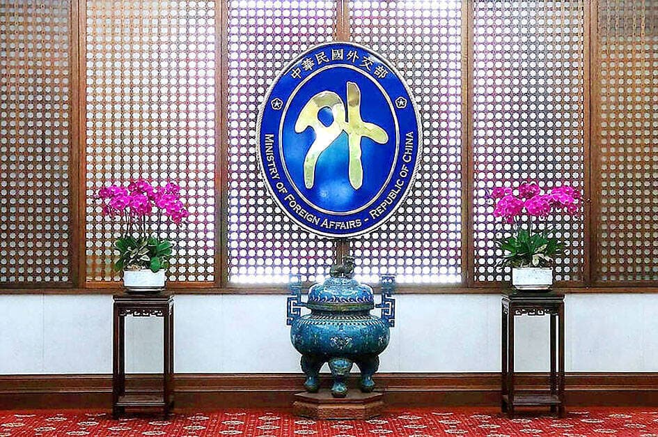 Foreign minister arrives in US to tour new office(新聞配圖)