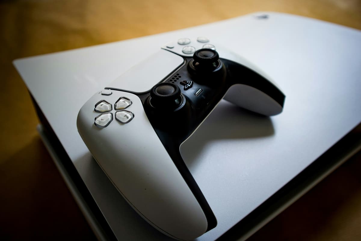 不限 Pro，Sony 將 AI 圖像升頻技術下放一般版 PS5（新聞配圖）
