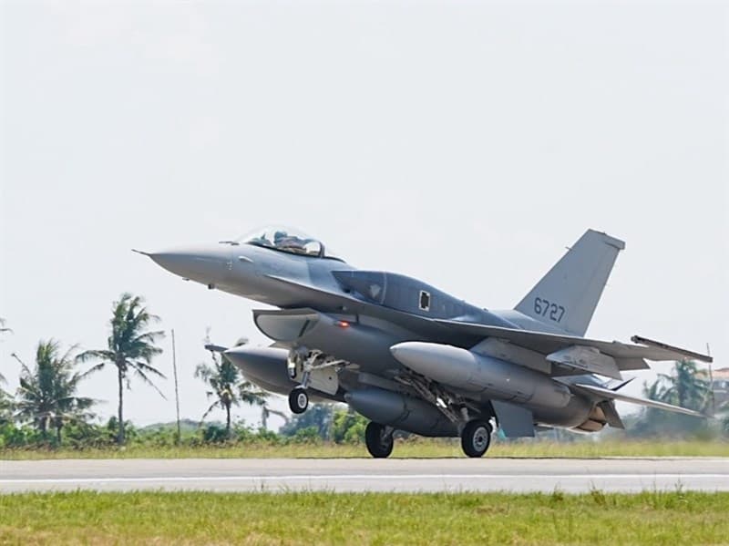 首批2架F-16V blk70抵台　降落台東志航基地（新聞配圖）