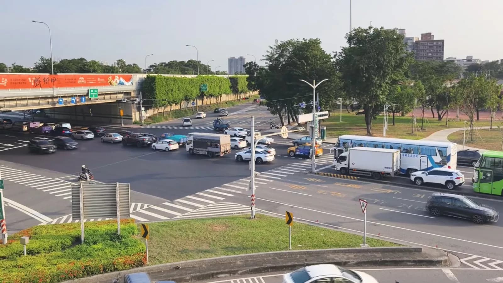 連假收假日午後迎車潮高峰 高公局估國5北上壅塞至晚間6時 | 公視新聞網 PNN(新聞配圖)