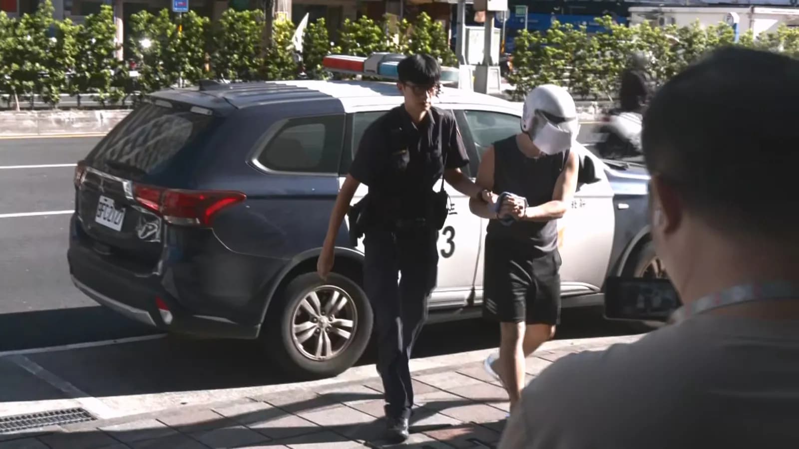 新北女童遭掛羞辱字眼紙牌遊街 父涉違反保護令遭逮聲押（新聞配圖）