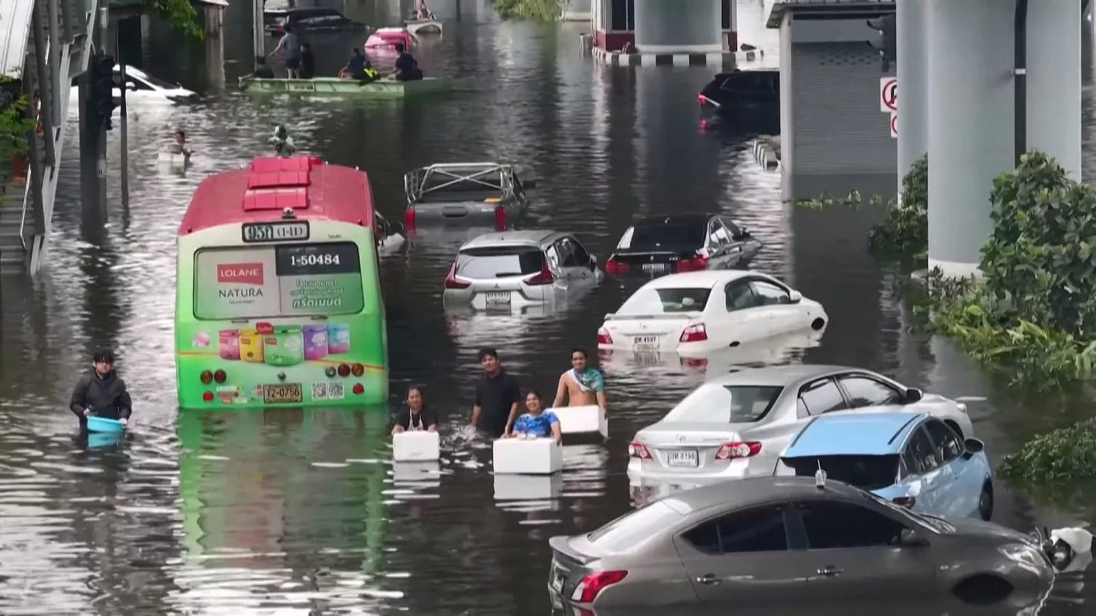 曼谷連日暴雨住宅區水淹及胸 民怨事前未接獲防災預警（新聞配圖）