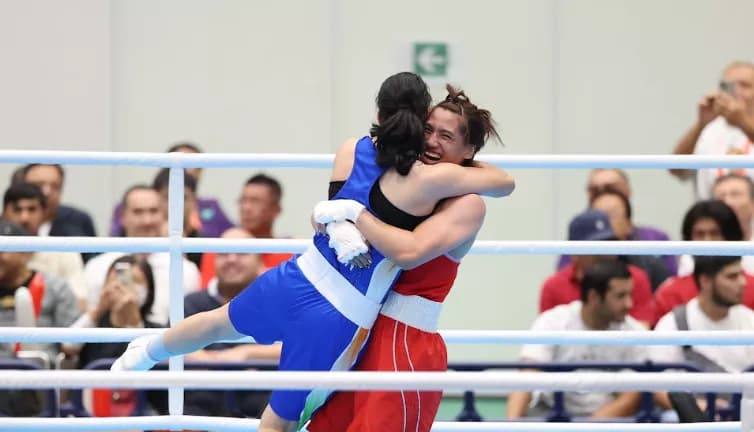 不敵印度拳擊選手摘銀擁抱對手 陳念琴:台上對手、台下是朋友(新聞配圖)