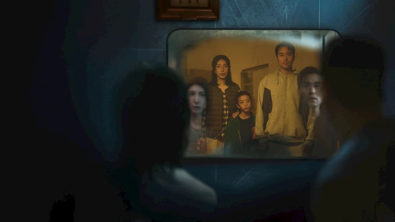 《消失的裂痕》劇情與結局解析:鏡子裂痕背後藏著什麼?平行時空的雙重身分冒充?最後回來的孩子是誰?(新聞配圖)