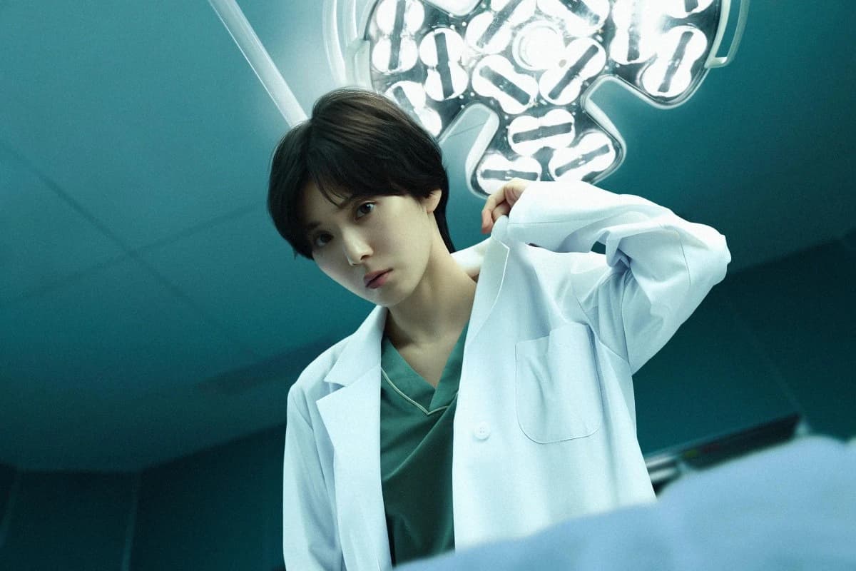 《假面美顏》松岡茉優演天才外科醫生短髮造型帥翻 與整形診所院長仲里依紗對槓戲外卻超合拍(新聞配圖)