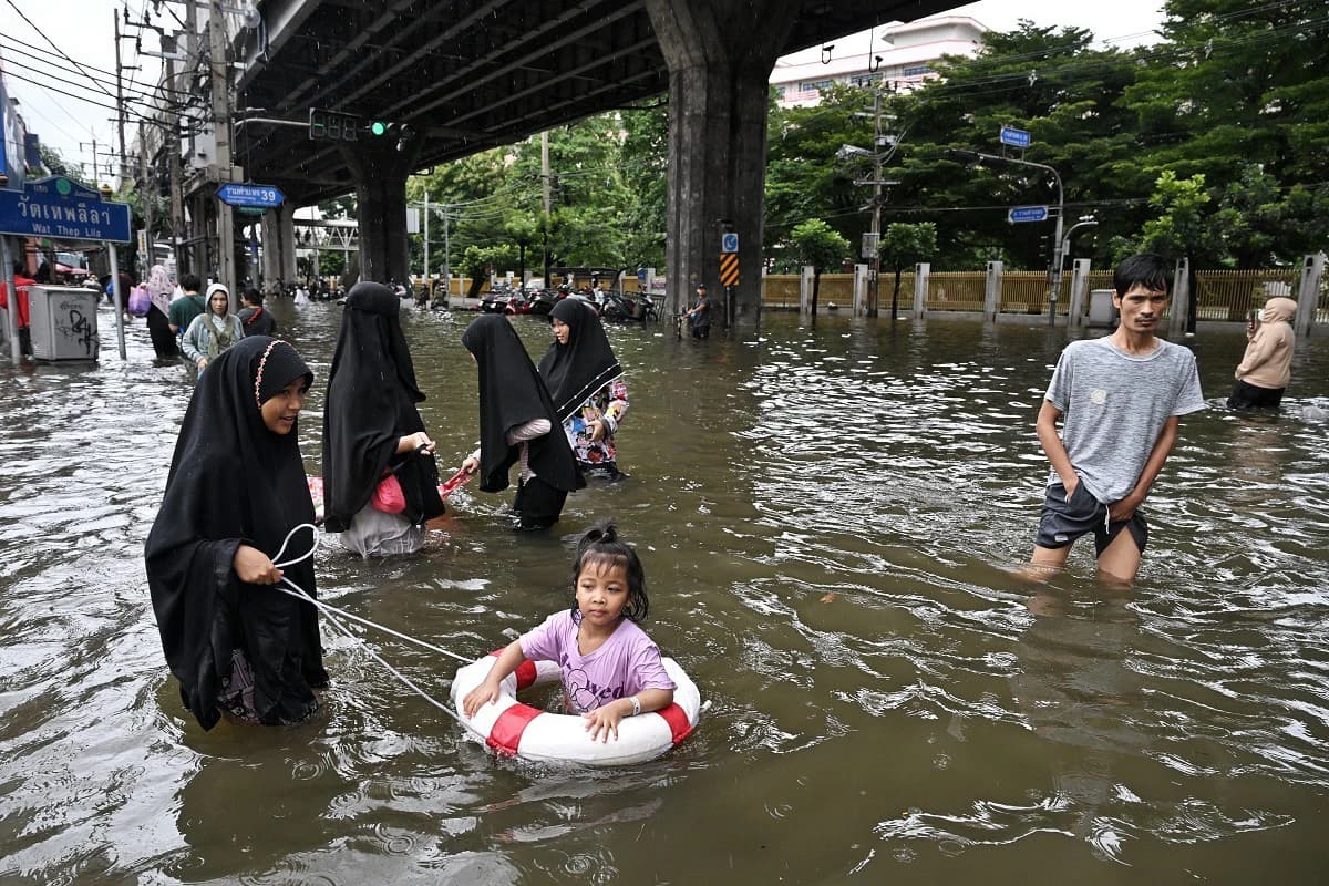 曼谷暴雨成災!5.2萬戶泡水4900人撤離 災民驚喊「比2011大洪水還慘」(新聞配圖)