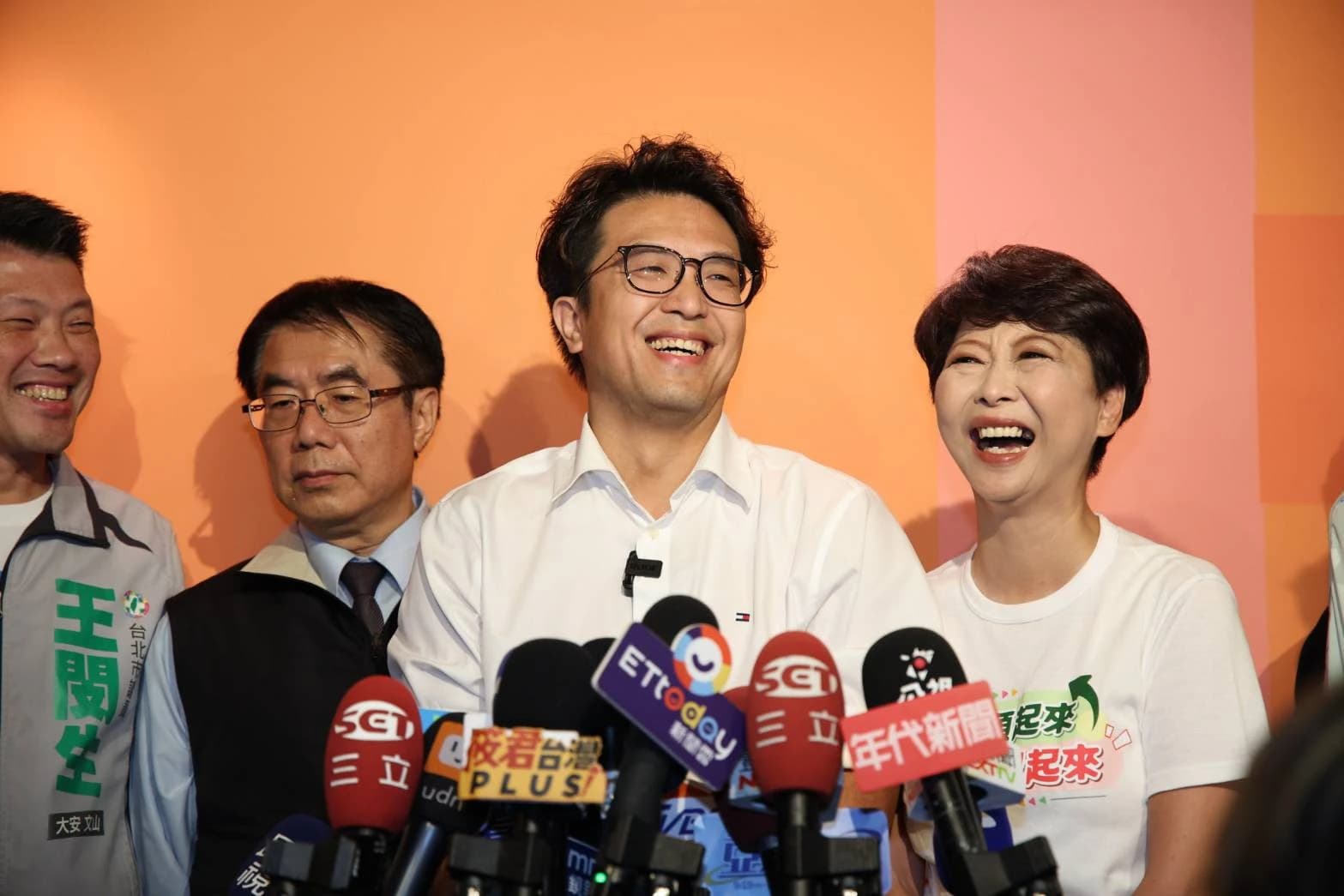 昔嫌台南食物太甜 沈伯洋站黃偉哲、陳亭妃中間笑喊「來和解的」(新聞配圖)