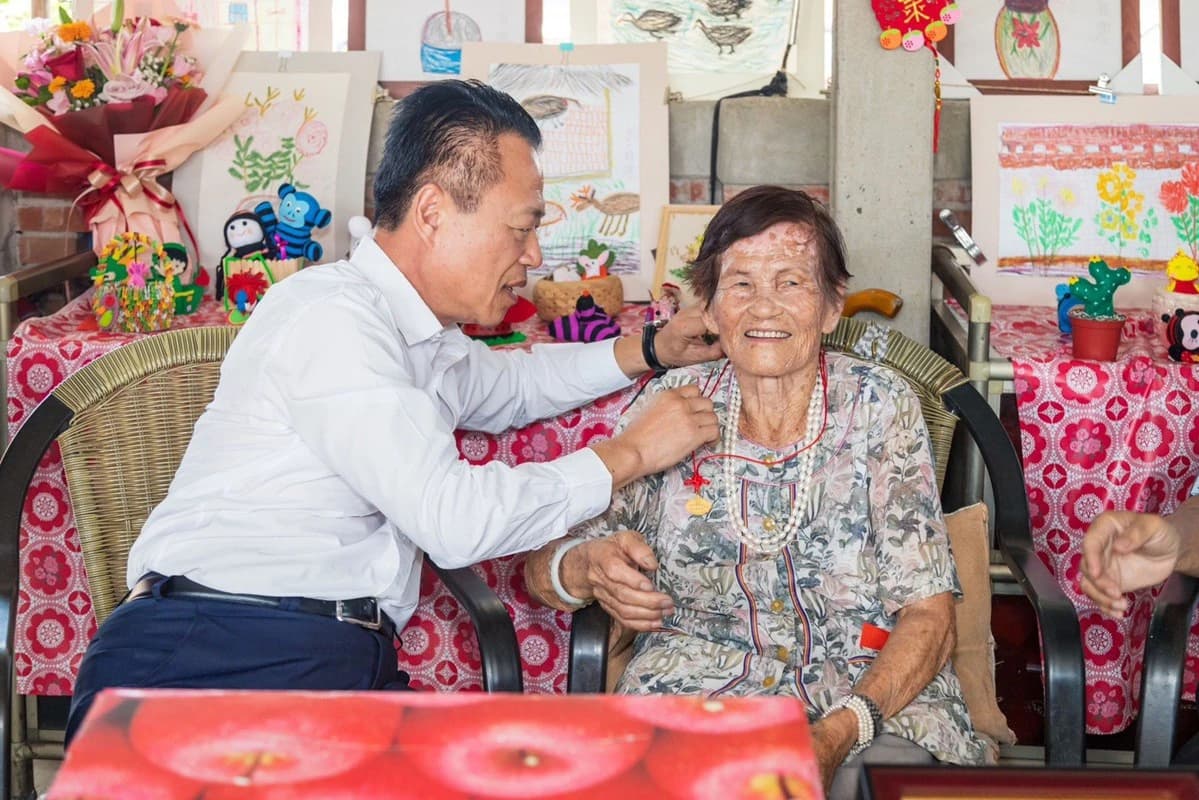 翁章梁宣布65至69歲中低收入戶健保費全免 蔡易餘支持「弱勢優先、照顧不等待」(新聞配圖)