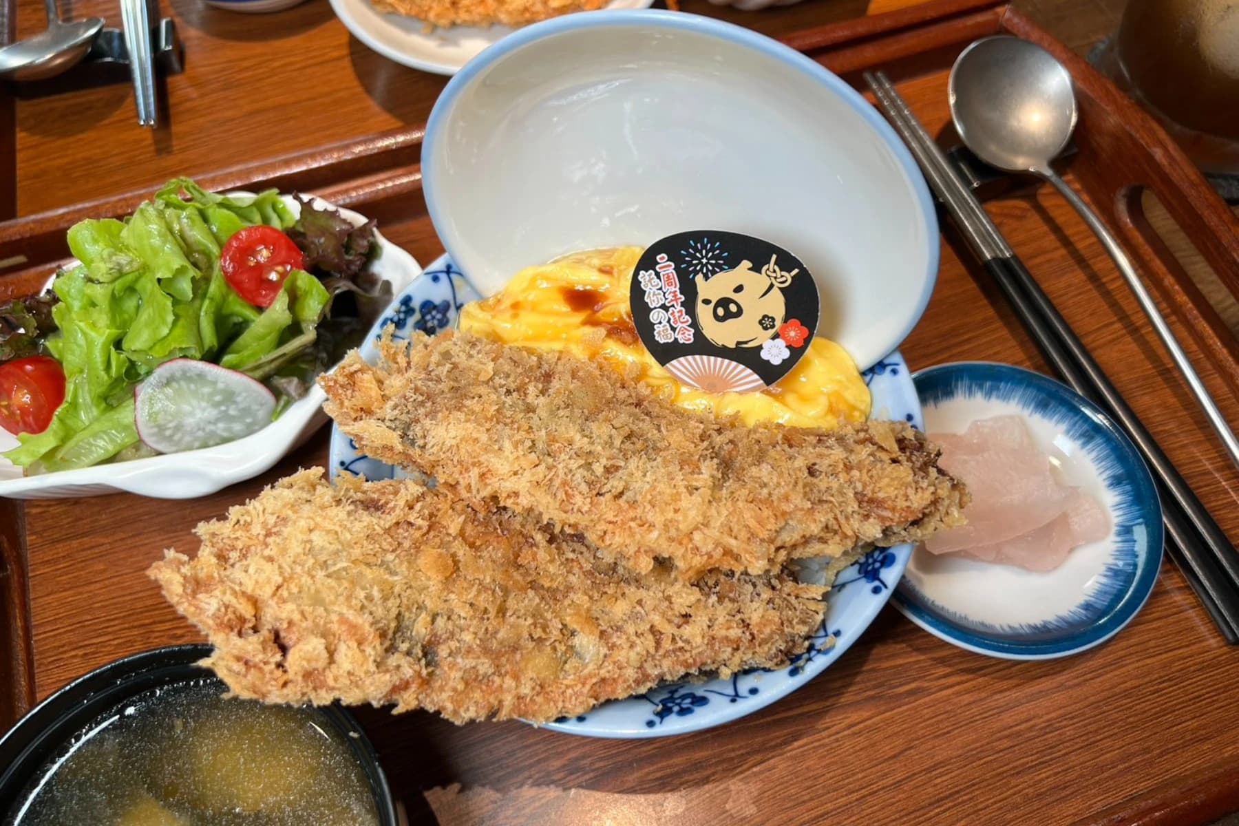 日式豬排「託你の福」二週年祭福利!託福黃金鰻定食新登場、點套餐再送限定反光扇(新聞配圖)