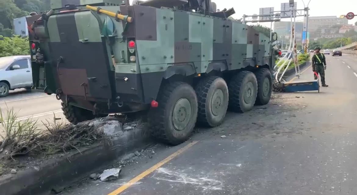 陸軍雲豹甲車出事了！清晨撞斷燈桿卡分隔島　疑座椅突下沉釀禍（新聞配圖）