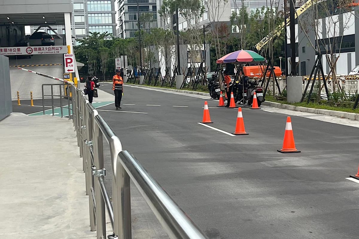 實測15分鐘僅2人搭!好市多接駁車空跑 義交守空路口挨批浪費(新聞配圖)