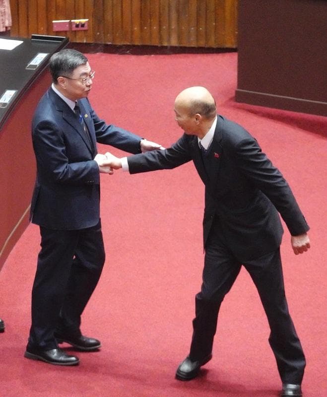 薪水還是沒領!卓榮泰當面調侃韓國瑜:高高坐著的院長有薪水(新聞配圖)