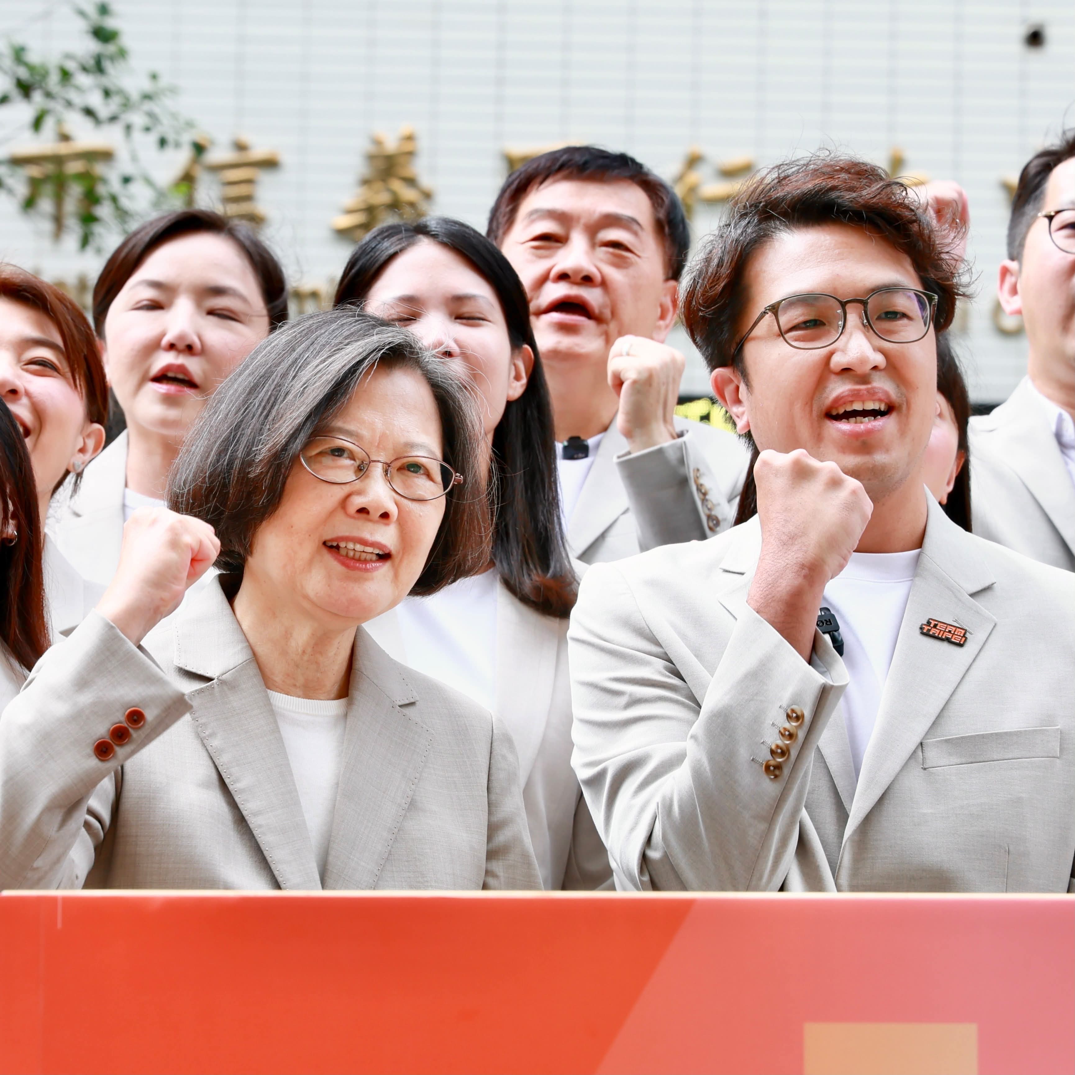 「全民皆主委」玩真的！沈伯洋競總掃QR code拿聘書  蔡英文曬聘書力挺喊話（新聞配圖）
