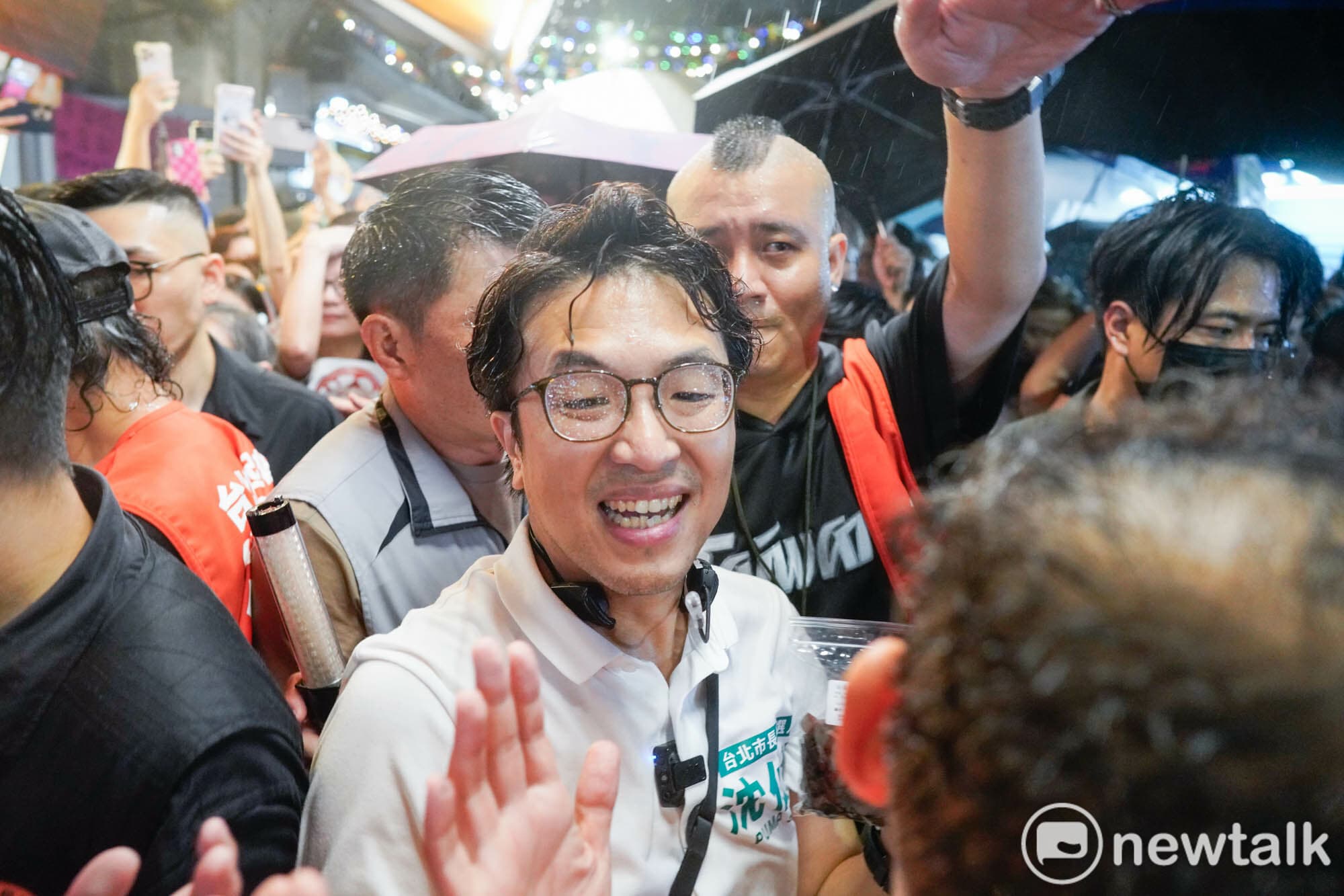 影》直擊!大雨澆不熄洋流熱情 沈伯洋師大夜市掃街又擠爆(新聞配圖)
