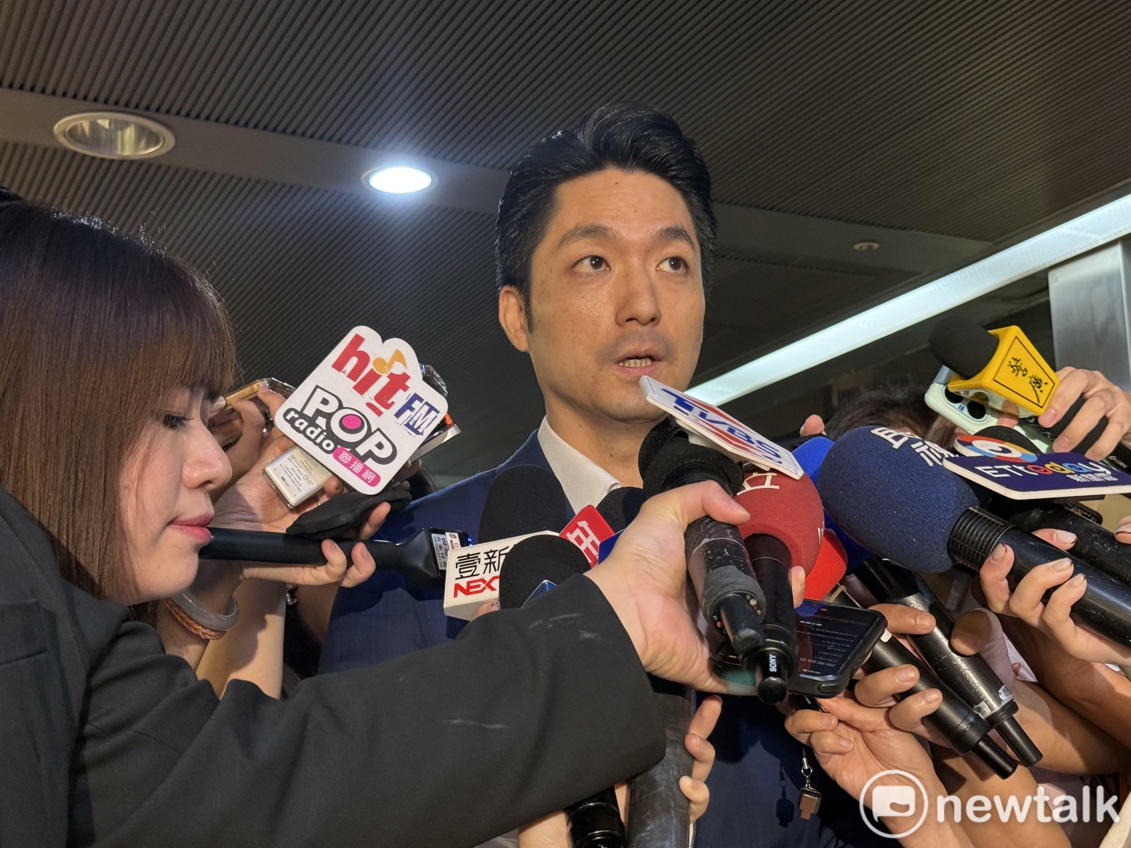 送給蔣萬安甘蔗竟忘帶走！ 學者酸：嫌票多穩贏是嗎？（新聞配圖）