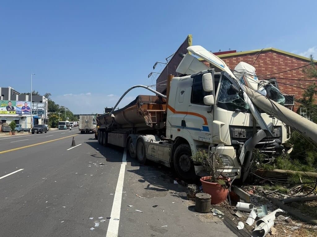 砂石車失控撞斷電桿砸車頭　駕駛一度受困幸無傷（新聞配圖）