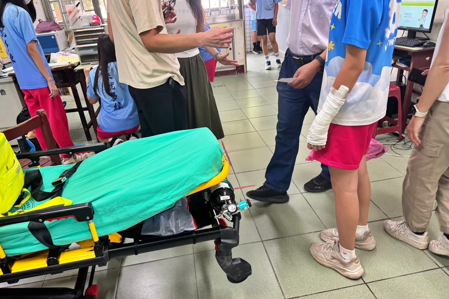 台南某國中防狼噴霧外洩！8師生集體不適 校方：玩耍踢倒（新聞配圖）