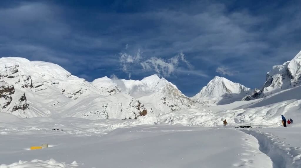 尼泊爾希姆隆峰基地營遭雪崩掩埋　15名工作人員罹難（新聞配圖）