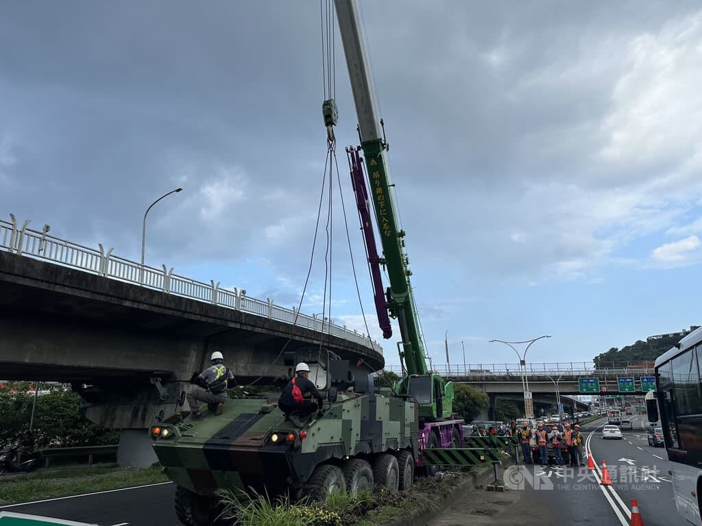 雲豹甲車關渡大橋自撞　撞斷路燈卡分隔島（新聞配圖）