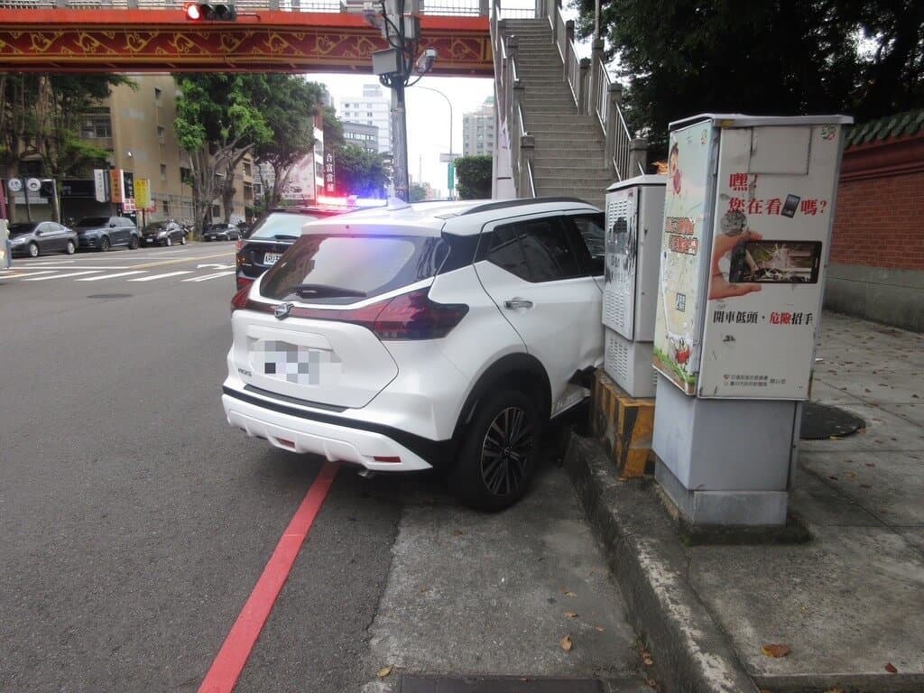 男子台中毒駕失控撞天橋 3大學生晨跑遭波及(新聞配圖)