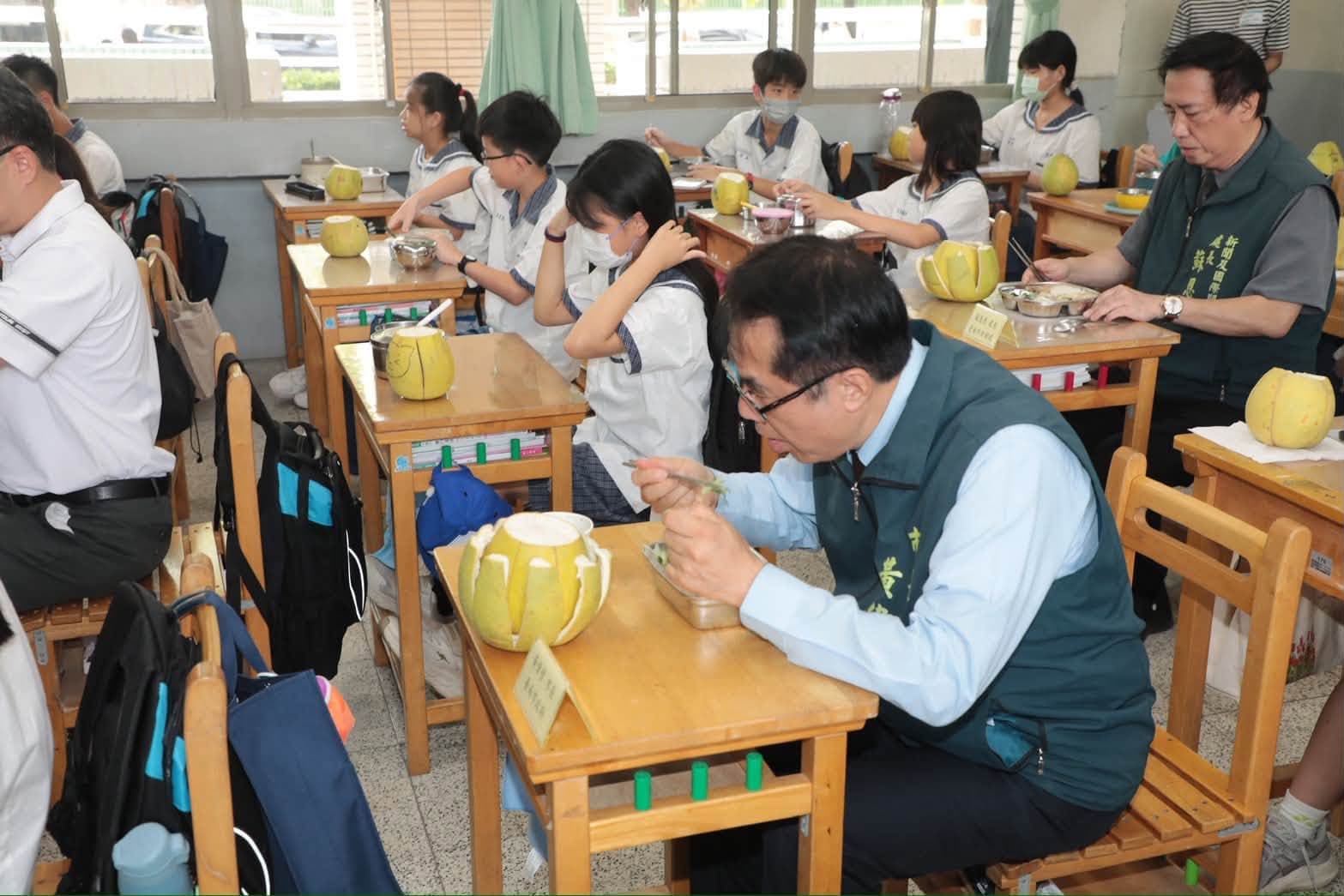 台南營養午餐發「整顆甘露梨」當金孫養!黃偉哲1句話酸爆蔣萬安:台南不只吃得飽還吃得好(新聞配圖)