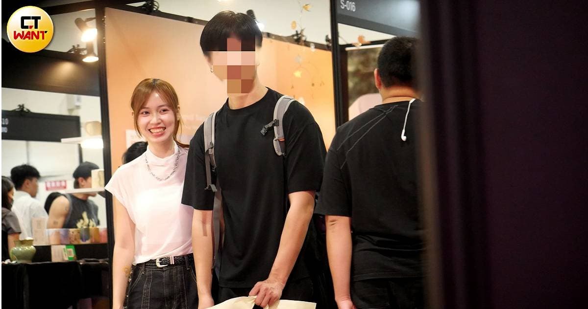 勾小指傳情1／啦啦隊女神芮妮指勾撲克臉酷男　電眼發功打包回香閨（新聞配圖）
