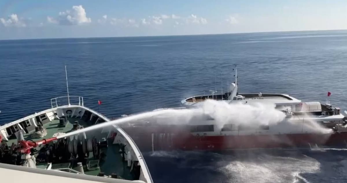 高壓水柱狂噴! 海巡依法驅離東沙越界中國漁船(新聞配圖)