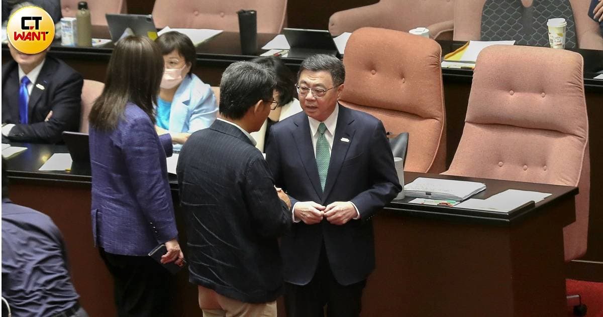 卓榮泰議場秀「洋流船員證」遭藍抓包 政院急澄清:無涉公務(新聞配圖)
