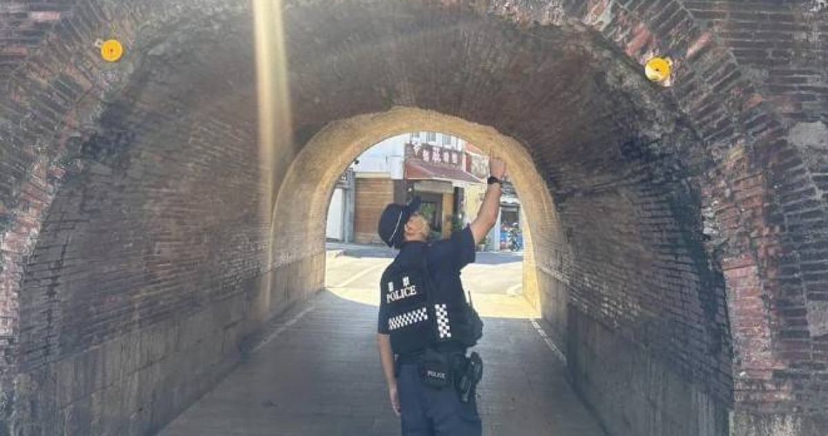 路阻撤了又出事!貨車燈架狠刮恆春西門 百年古蹟再受傷誰來守(新聞配圖)