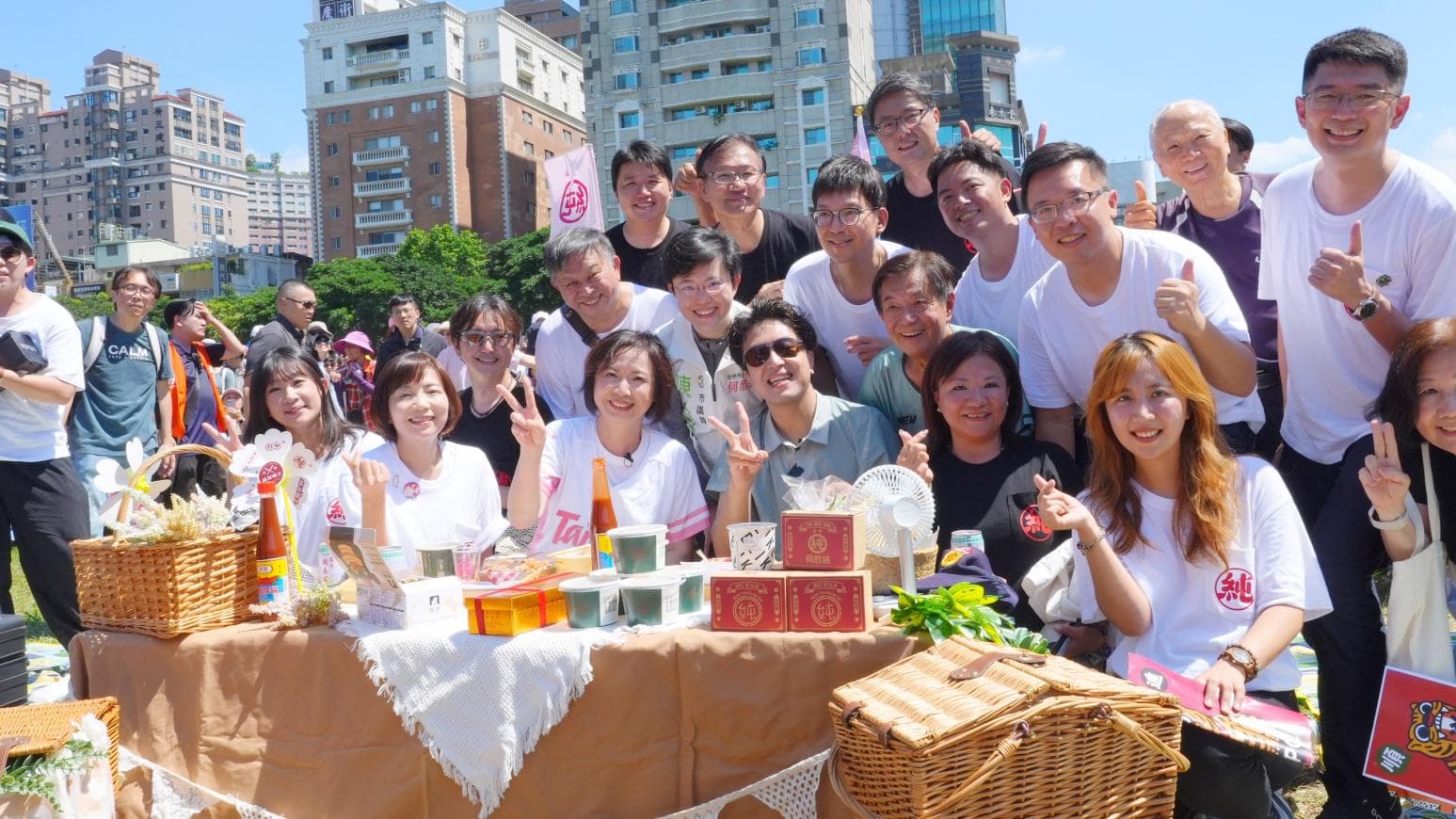 吃雞蛋糕竟擠東泉辣椒醬讚很好吃 沈伯洋「神操作」何欣純驚呆了(新聞配圖)