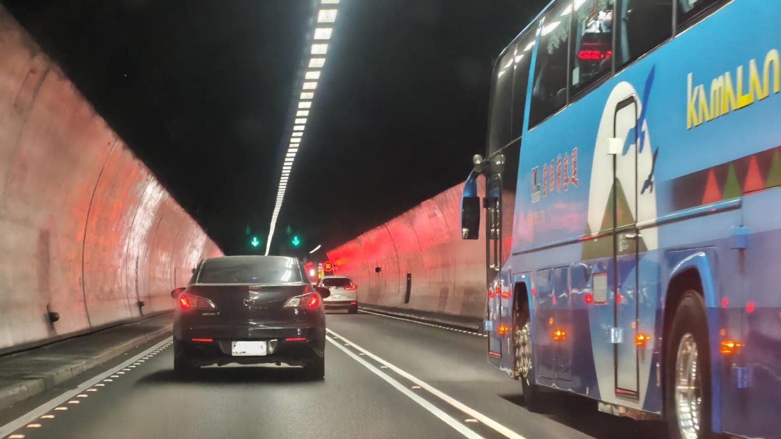 中秋連假尾聲！國5塞爆一片燈海　北返車潮堵到凌晨2點半（新聞配圖）