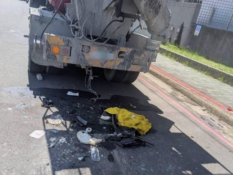 離學校僅百米!台南女大生遭水泥車撞擊亡 父母認屍崩潰(新聞配圖)