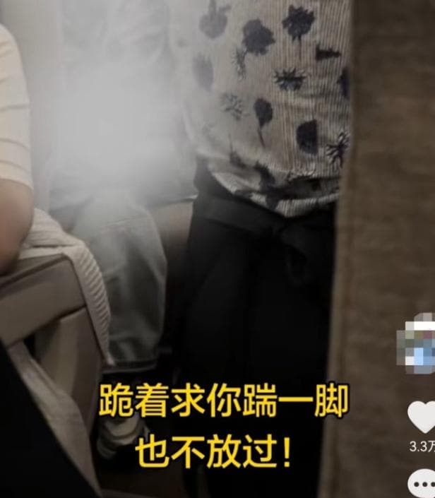 餐車不慎撞到乘客！東航空姐被逼「下跪道歉」　求對方「踹一腳」（新聞配圖）