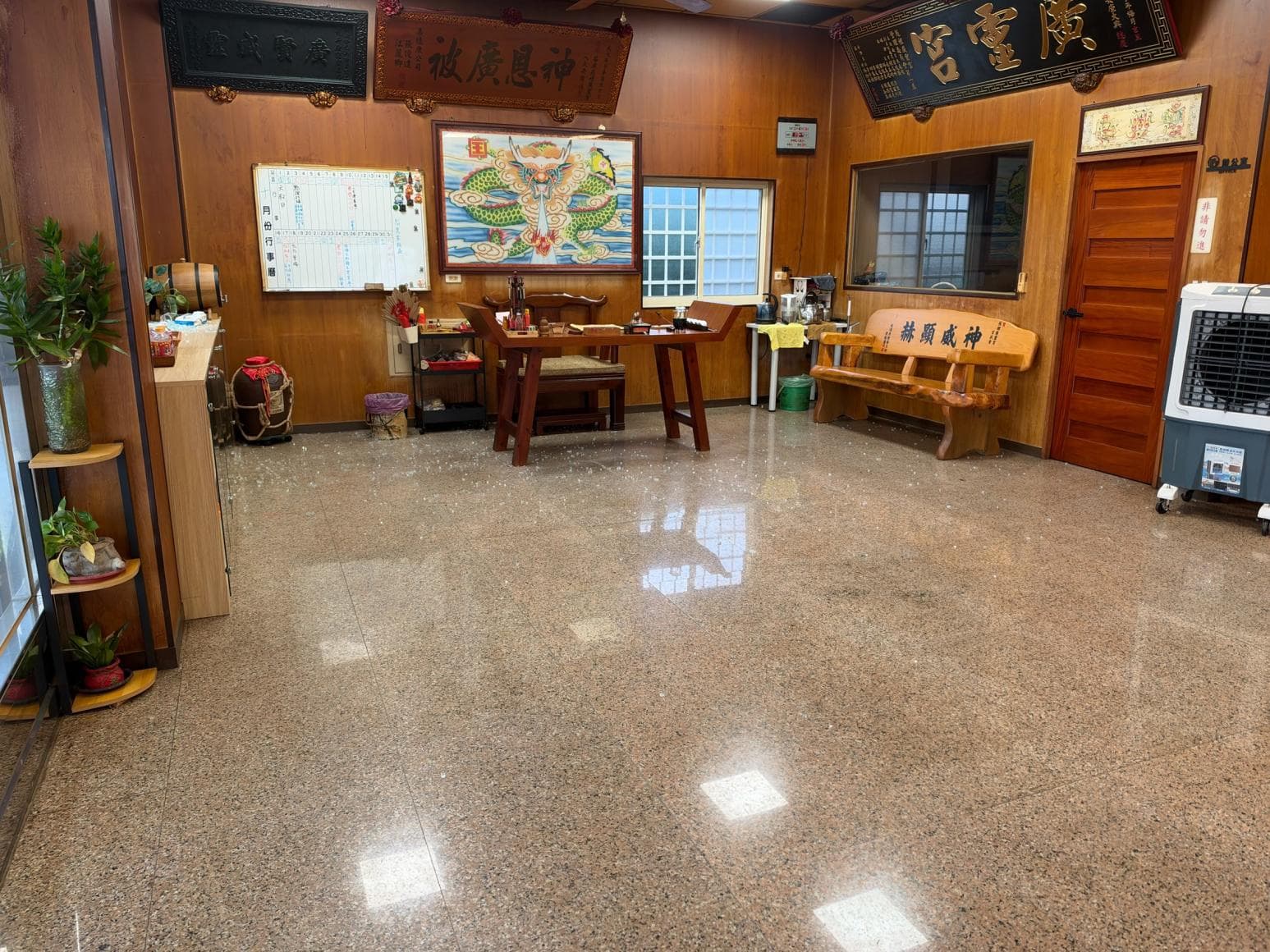 影/苗栗男闖宮廟踩神桌！強扯玄天上帝大金牌　警全力緝捕（新聞配圖）