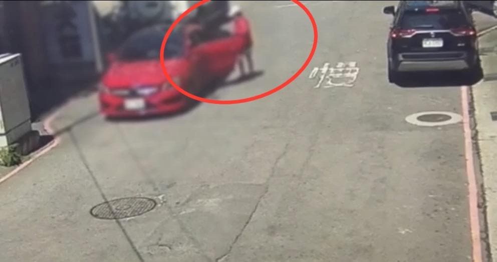 影/賓士女挺孕肚買早餐、接小孩　陌生女竟趁隙上車躲後座（新聞配圖）