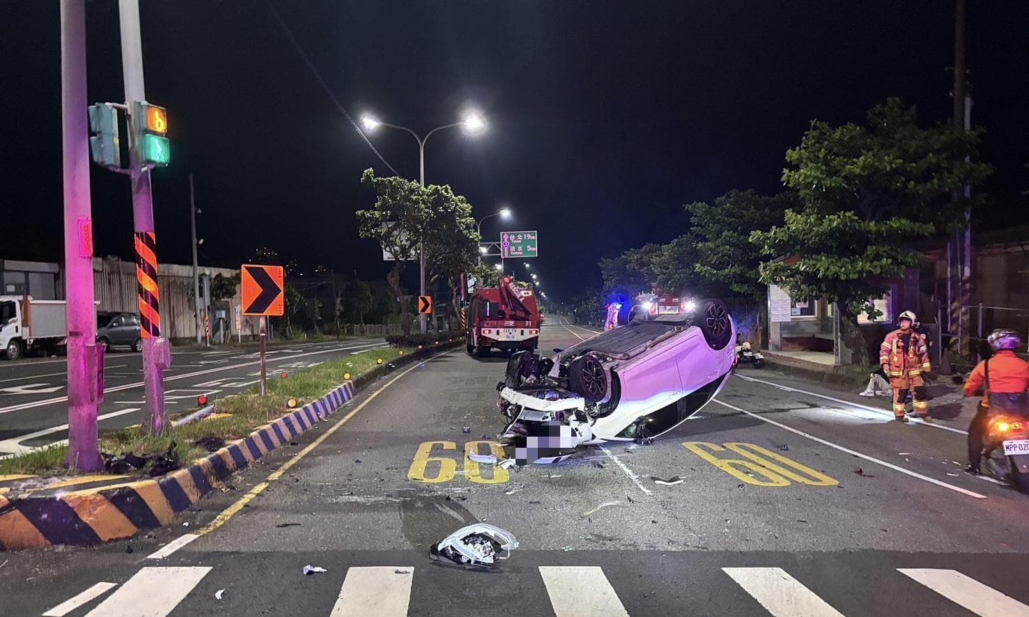 影/新北三芝自小客撞分隔島翻覆 車上2人受傷送醫(新聞配圖)