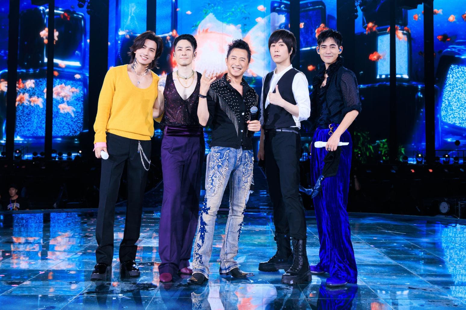 F✦FOREVER杭州開唱遇暴雨!庾澄慶驚喜現身 5萬人合唱〈情非得已〉(新聞配圖)