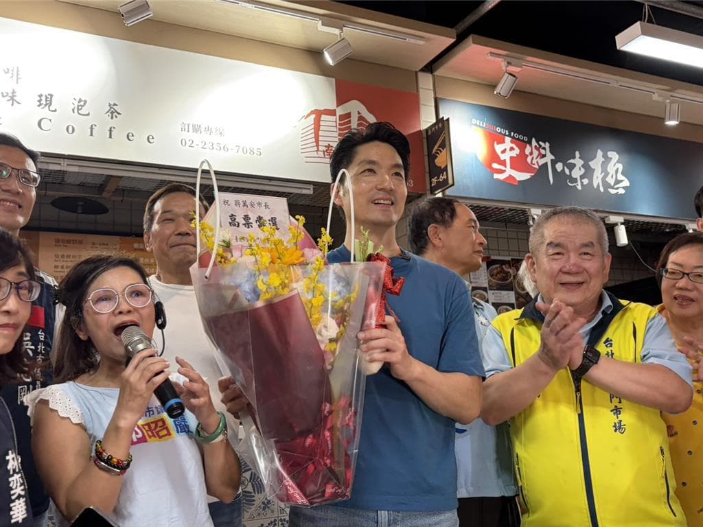 蔣萬安人氣輾壓洋流！南門市場贈「凍蒜」吉祥物　沒給同場沈伯洋（新聞配圖）
