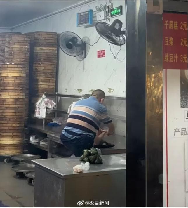 長沙網紅包子鋪店員「腳踏廚房檯面」剪腳甲 店家急道歉(新聞配圖)