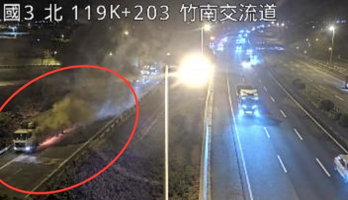國道3號竹南段匝道火燒車　大貨車陷火海濃煙竄天（新聞配圖）