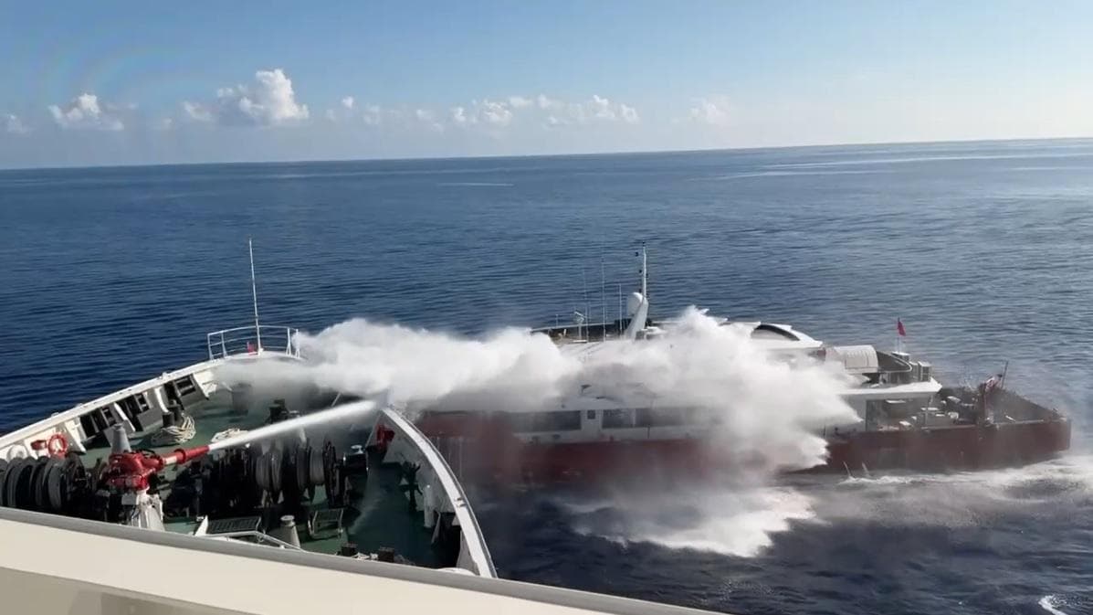 陸籍漁船越界不聽勸!「雲林艦」90秒水砲驅離(新聞配圖)