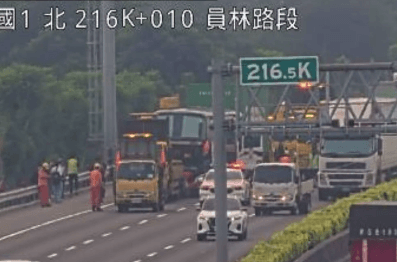 國1北上員林段塞爆現場!聯結車追撞遊覽車釀4傷(新聞配圖)