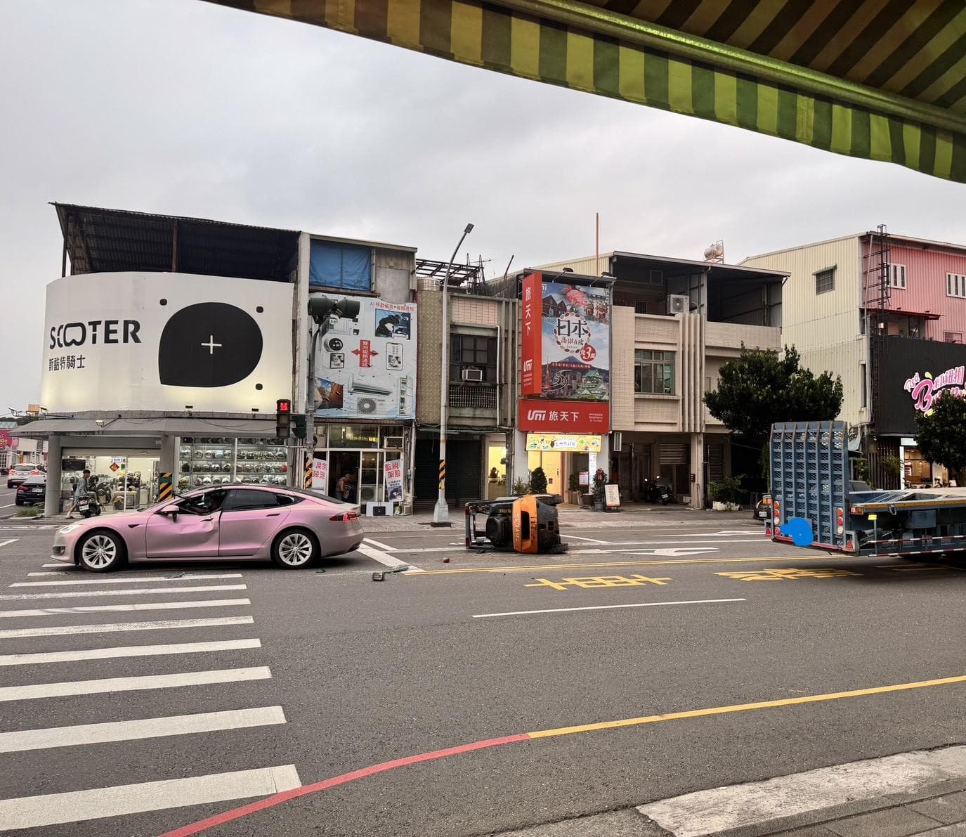 影/屏東聯結車載堆高機滑落!特斯拉衰遭砸中 路人驚:沒變形(新聞配圖)